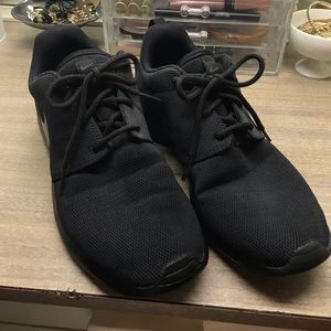 All black Nike Roshe One